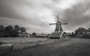 Zwart-wit foto van een molen bij Deventer. Met bewegende wolken Fotograaf Deventer | Bedrijfsfotografie | Geënsceneerde fotografie | Studiofotografie