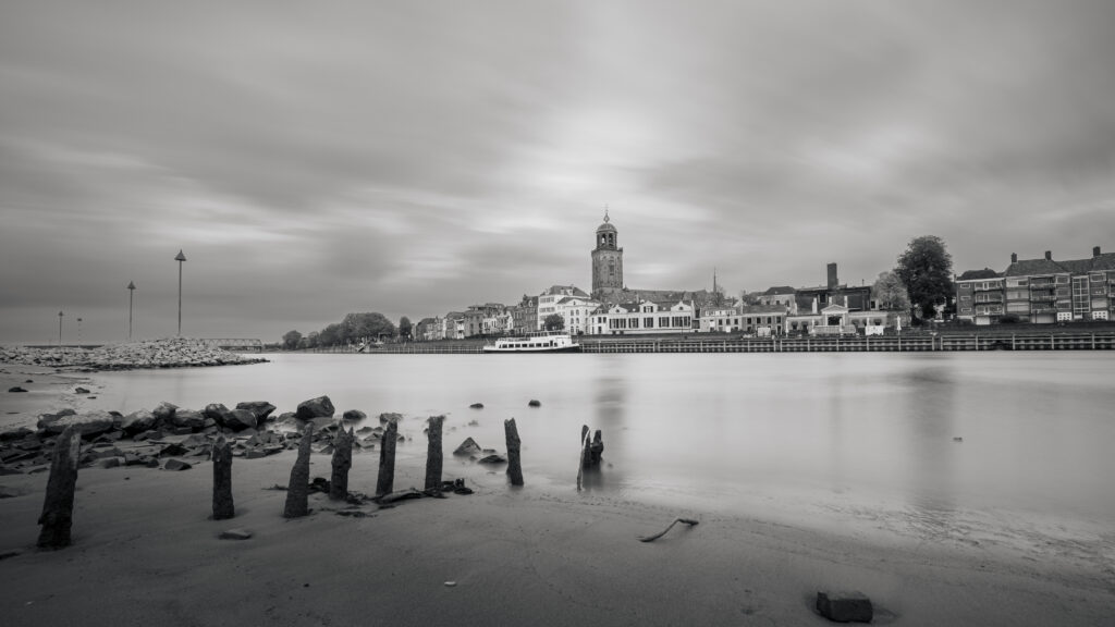 Deventer skyline met bewogen wolken op een donkere dag. zwart-wit. Voordeel van "slecht" weer. Waarom een ND-filter voor fotografie? 