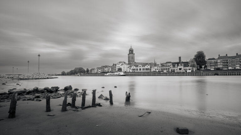 Deventer skyline met bewogen wolken op een donkere dag. zwart-wit Fotograaf Deventer | Bedrijfsfotografie | Geënsceneerde fotografie | Studiofotografie