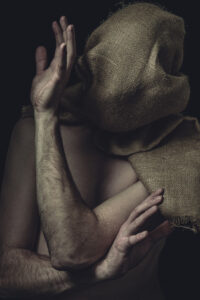 onderdrukte naakt persoon met jute zak over zijn hoofd Fotograaf Deventer | Bedrijfsfotografie | Geënsceneerde fotografie | Studiofotografie
