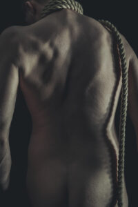 naakte man met rug naar de camera met een touw om zijn nek Fotograaf Deventer | Bedrijfsfotografie | Geënsceneerde fotografie | Studiofotografie