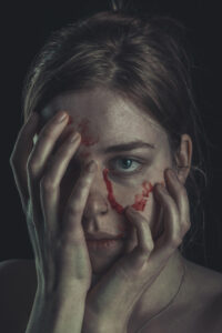 close up portret van een vrouw met bloed op haar gezicht Fotograaf Deventer | Bedrijfsfotografie | Geënsceneerde fotografie | Studiofotografie