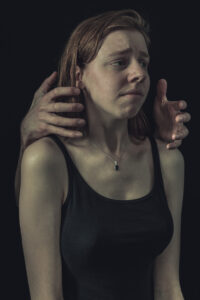 bange vrouw met handen langs haar hoofd Fotograaf Deventer | Bedrijfsfotografie | Geënsceneerde fotografie | Studiofotografie