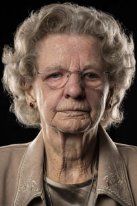 portret van een oudere vrouw Fotograaf Deventer | Bedrijfsfotografie | Geënsceneerde fotografie | Studiofotografie