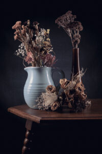 Droogbloemen in een gieter en vaas op een tafel gefotografeerd in een studio Fotograaf Deventer | Bedrijfsfotografie | Geënsceneerde fotografie | Studiofotografie
