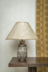 stil leven van een antieke lamp op een tafel voor een vintage geel gordijn en witte achtergrond Fotograaf Deventer | Bedrijfsfotografie | Geënsceneerde fotografie | Studiofotografie