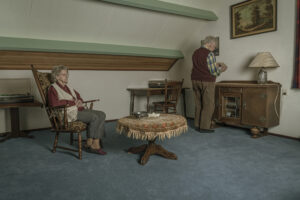 een oud stel in een woonkamer van een oud en gedetailleerd huis Fotograaf Deventer | Bedrijfsfotografie | Geënsceneerde fotografie | Studiofotografie
