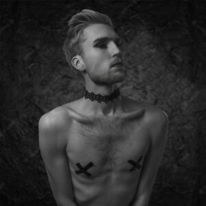 Zwart-wit portret van een man in een studio Fotograaf Deventer | Bedrijfsfotografie | Geënsceneerde fotografie | Studiofotografie