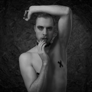 Zwart-wit portret van een man in een studio Fotograaf Deventer | Bedrijfsfotografie | Geënsceneerde fotografie | Studiofotografie