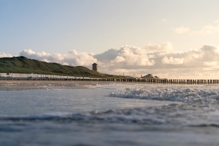 Kustlandschap Domburg Nederland, Zee, strand en mooie zonsondergang. Prachtig kustlandschap